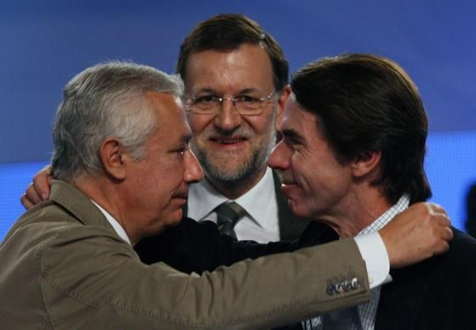 Arenas, Rajoy y Aznar se miran sonrientes. 

Foto: Antonio Pizarro