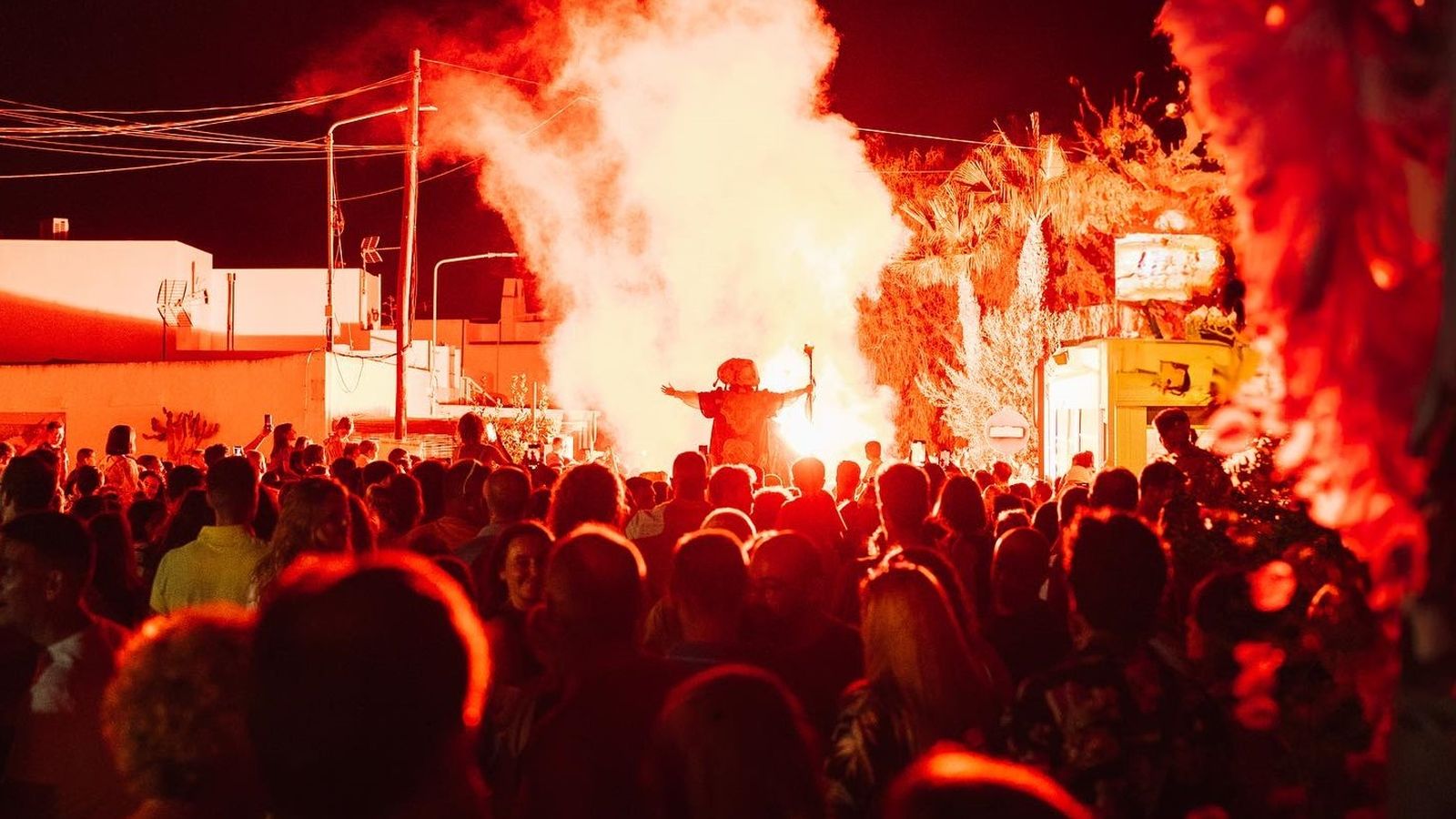 Los espectáculos en la calle con fuego hicieron vibrar a los asistentes.