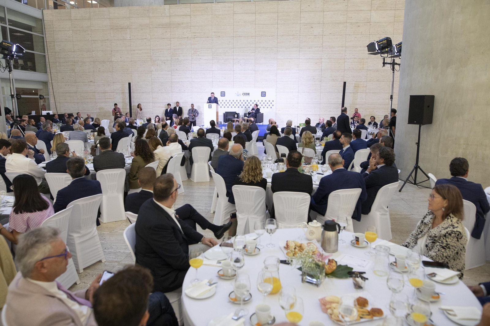 Las imágenes del desayuno de la CEDE en Granada con Gonzalo Gortázar