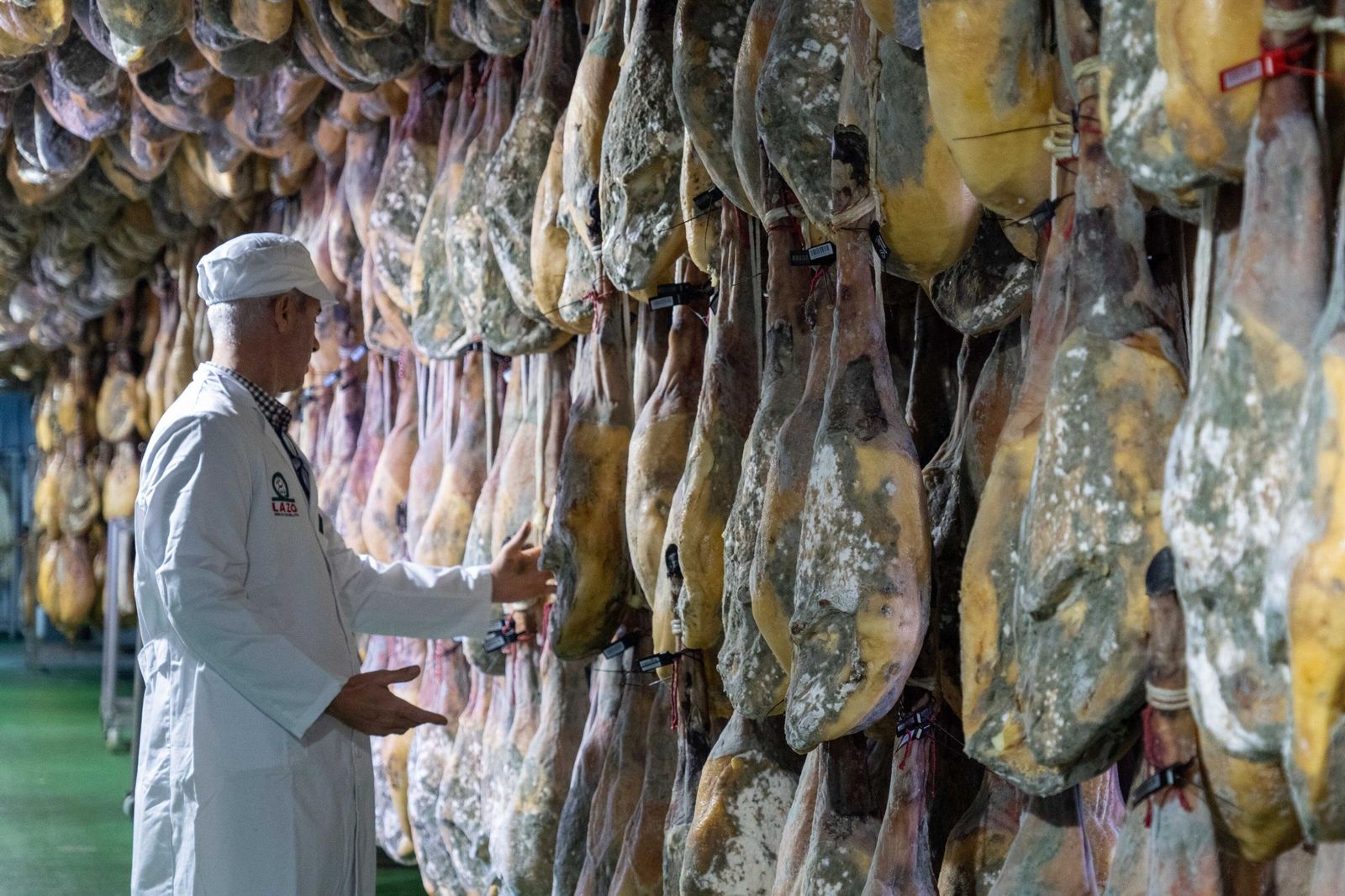 Sergio Bomba en el secadero de Jamones Lazo.