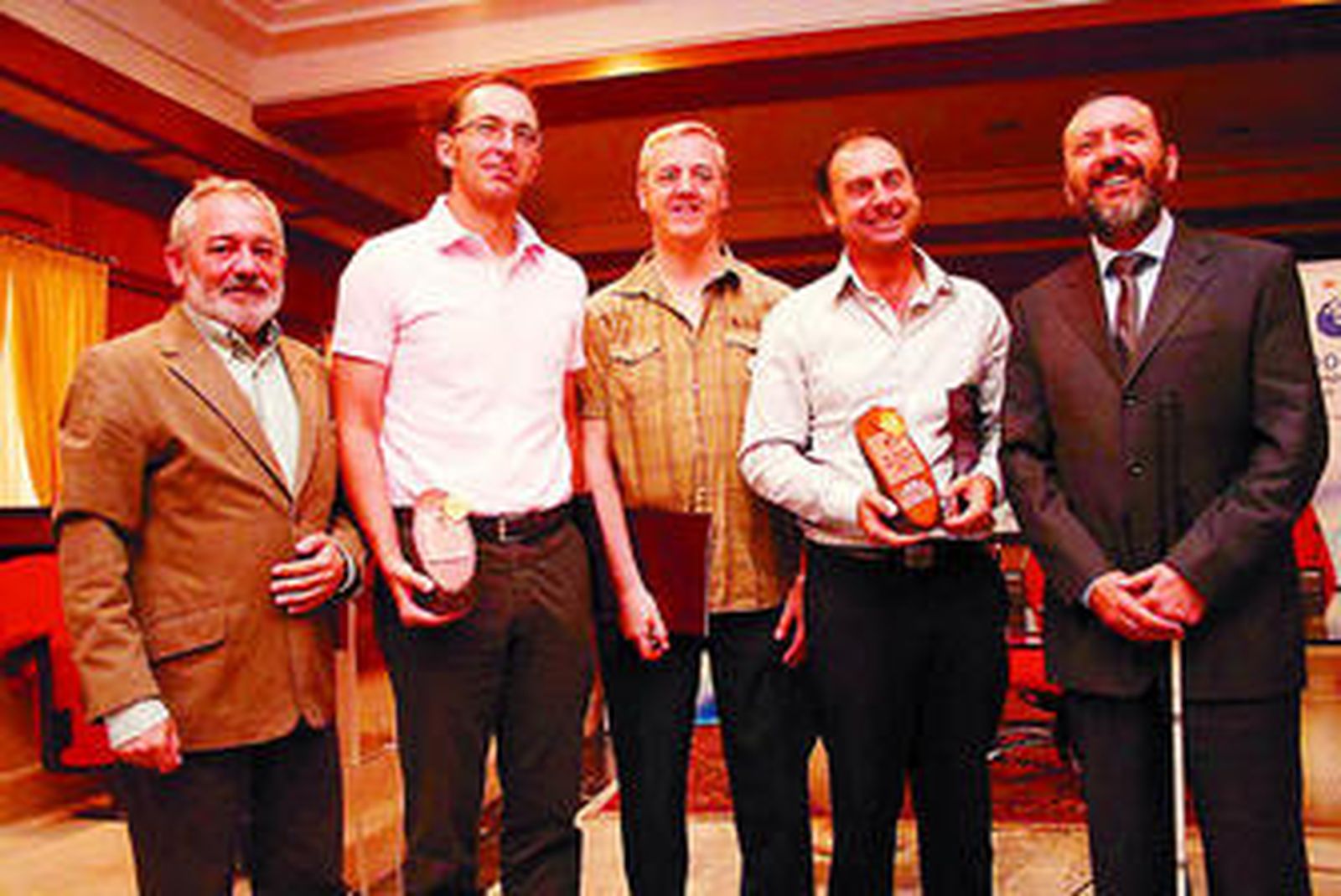 El alcalde y el concejal Francisco Cobos junto a los vencedores del XIV Premio Chico Mendes.