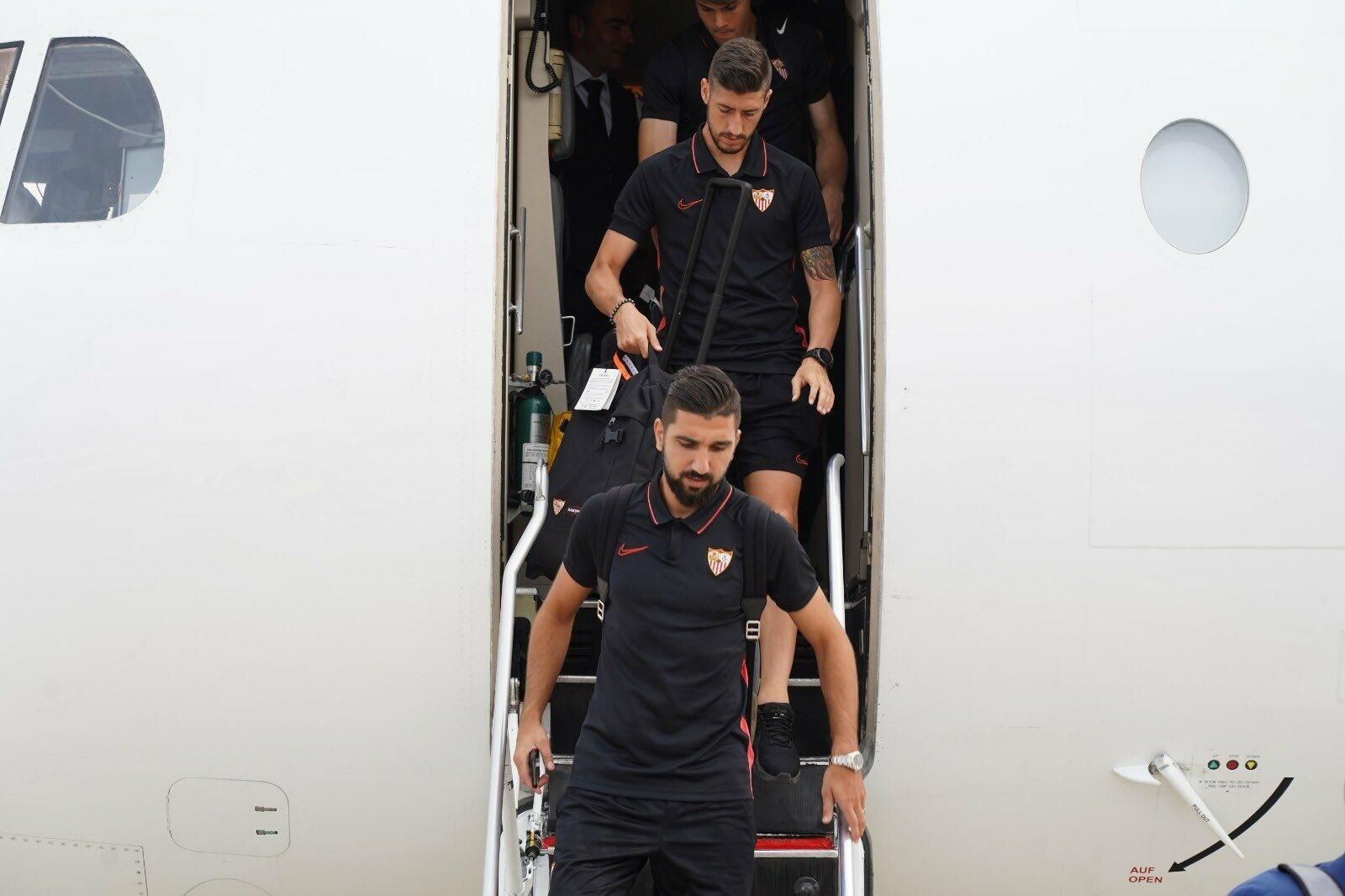 Dabbur, saliendo del avión que llevó al plantel sevillista hasta Frankfurt.