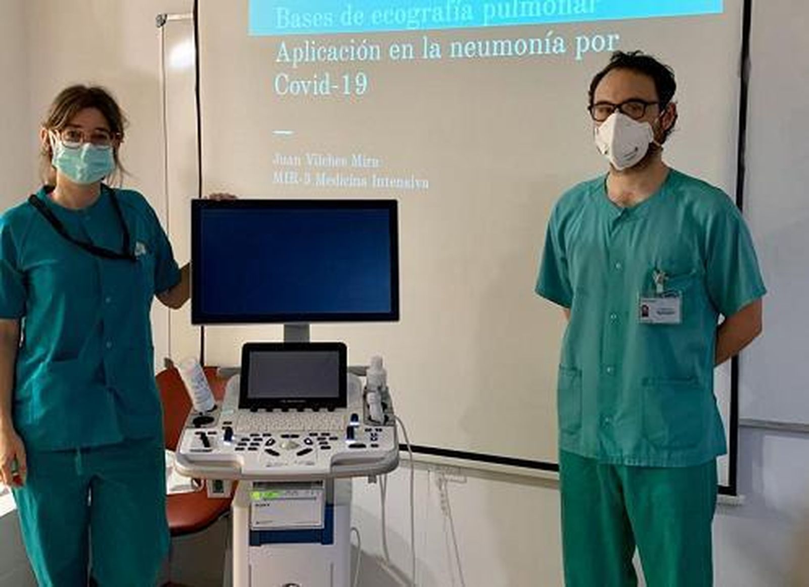 Dos profesionales del hospital, junto al ecocardiógrafo.