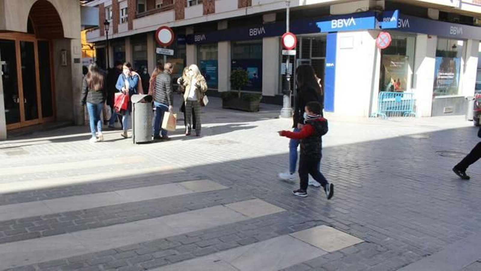 Calle Julio Romero de Torres y Calle El Peso, en Lucena.