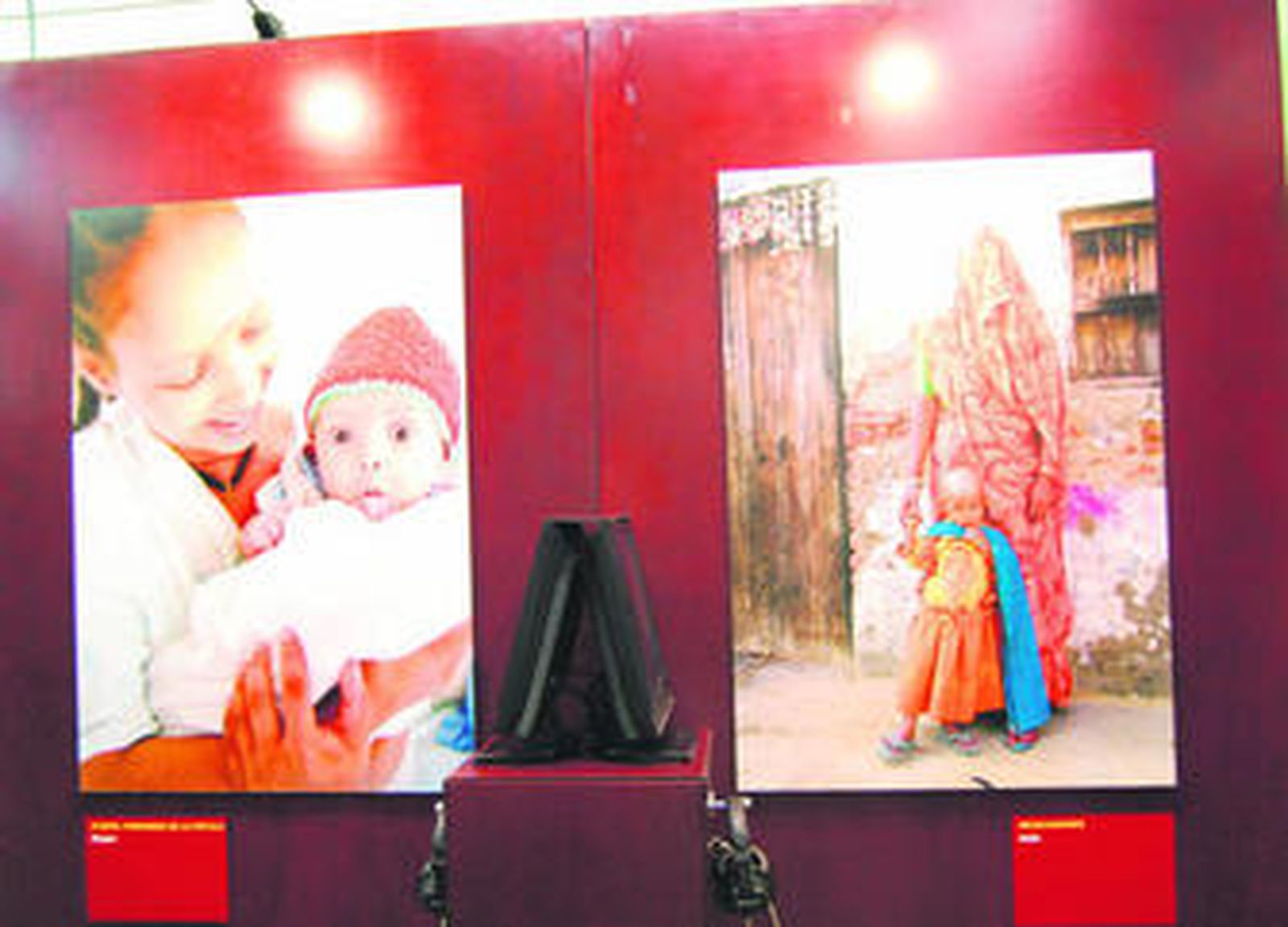 Dos de las fotografías que se pueden ver en la muestra y que retratan a madres e hijos en diferentes rincones.