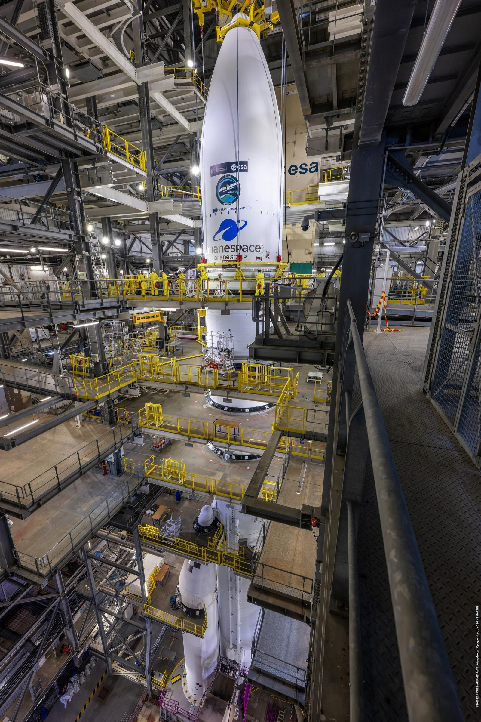 El Sentinel-1D, preparado en la torre de lanzamiento.