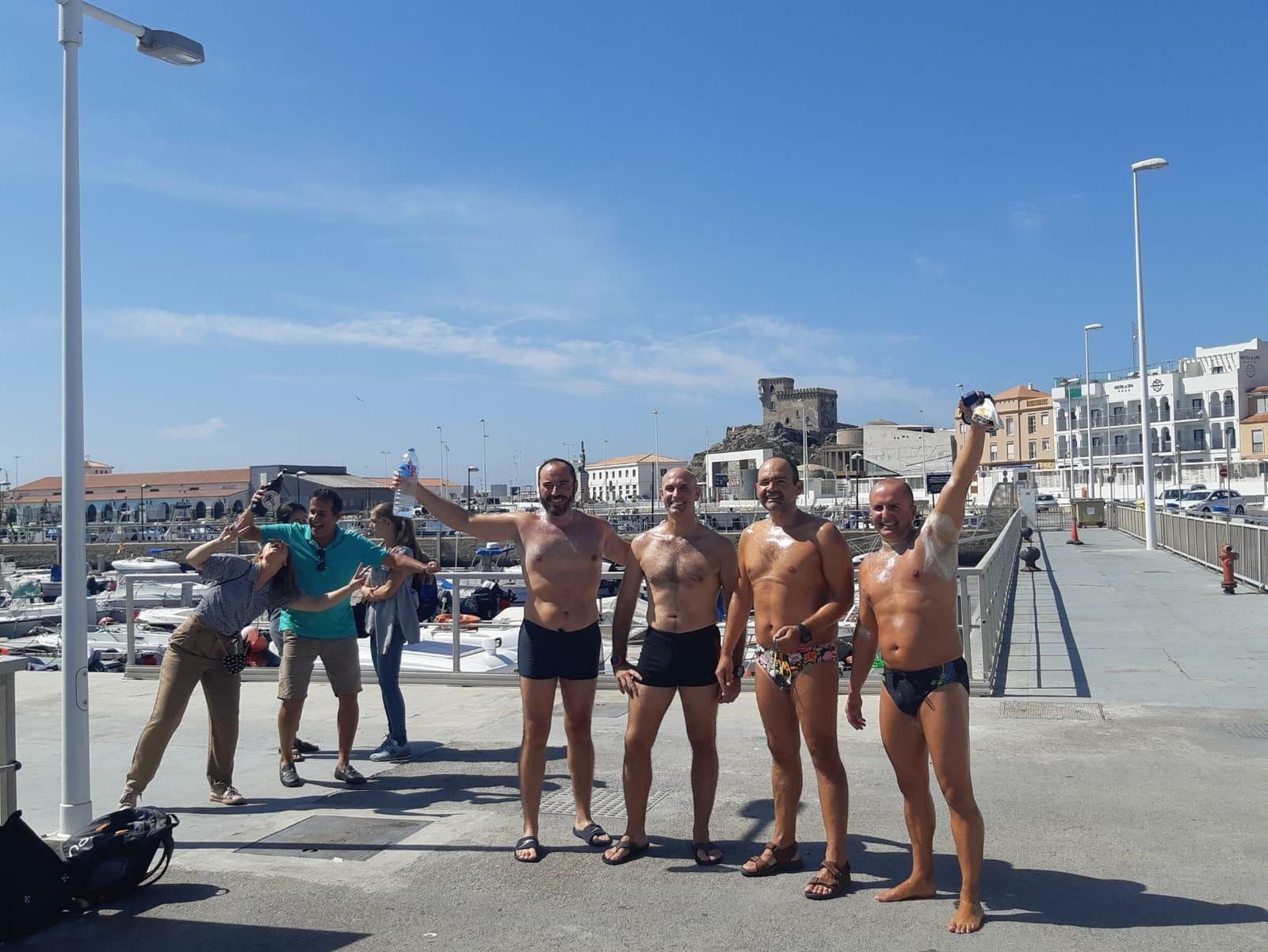 Las fotos de Cristóbal Márquez, bombero que cruzó a nado el Estrecho