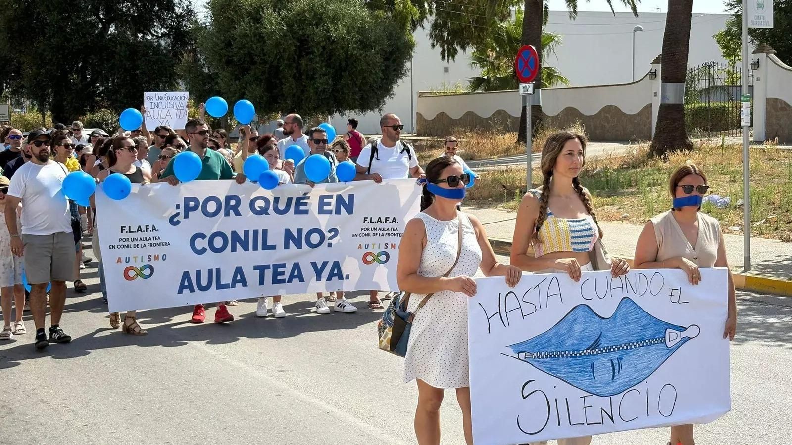La consejera de Educación se encuentra con los padres del colegio de Conil que salieron indignados del Parlamento andaluz: "Encontraremos la mejor solución"