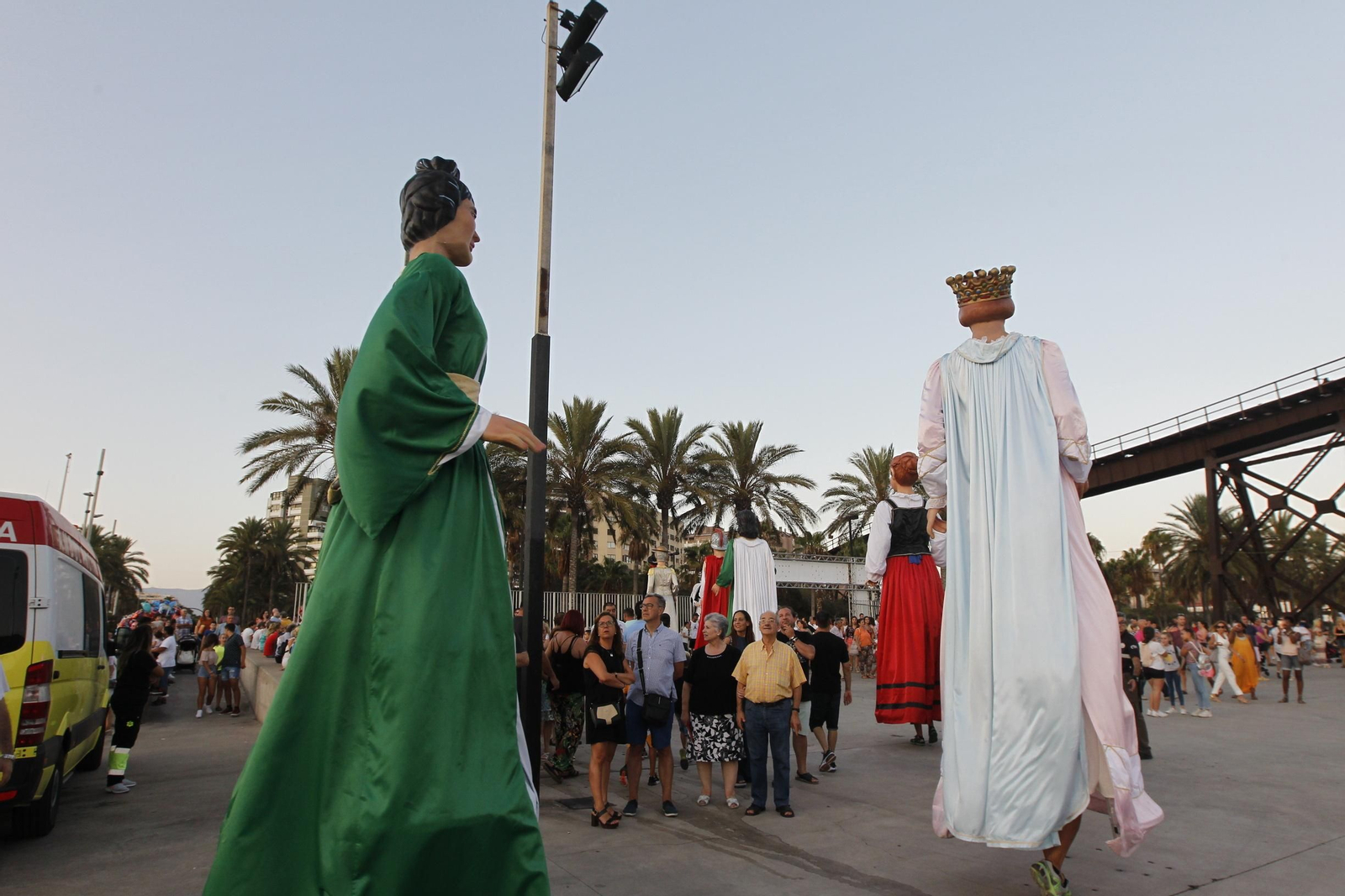 Fotogalería gigantes y cabezudos. Feria de Almería 2019