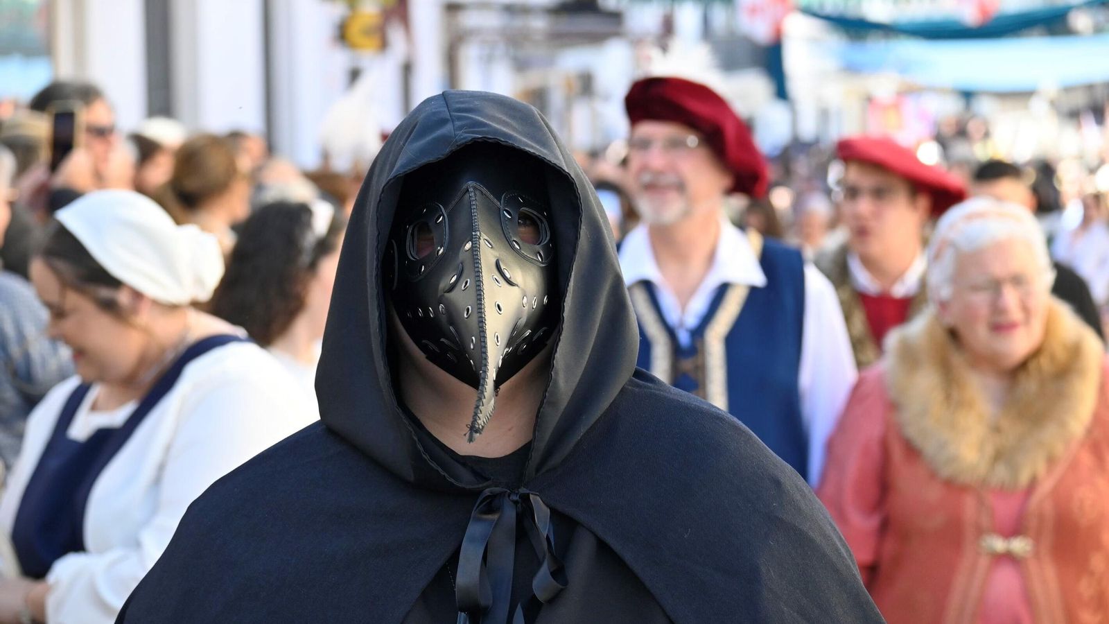 Una persona caracterizada de mérico durante la peste negra en la Feria Medieval.