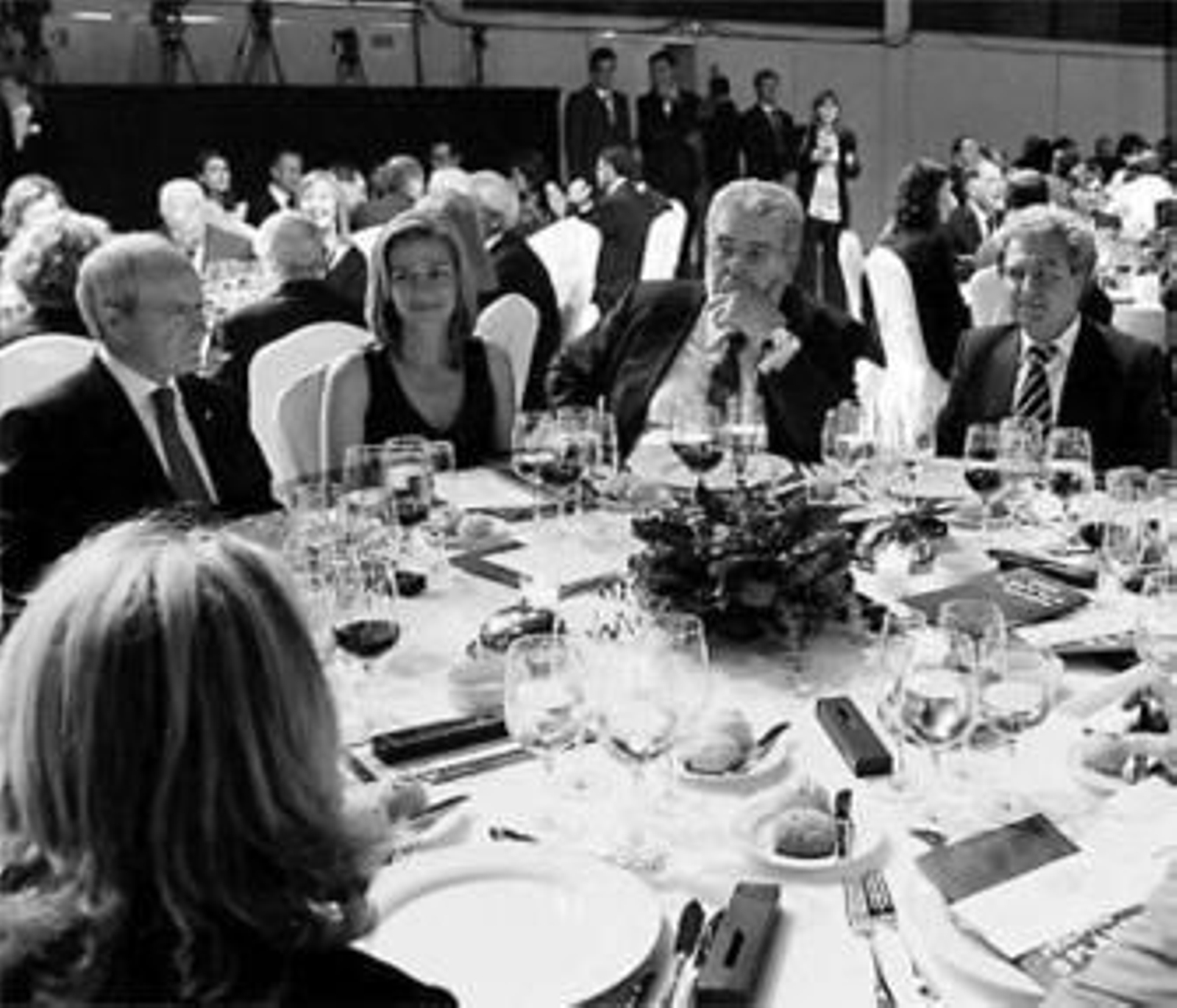 Fernando Savater, junto al finalista del año pasado, Boris Izaguirre, ayer, en la cena del Premio Planeta.