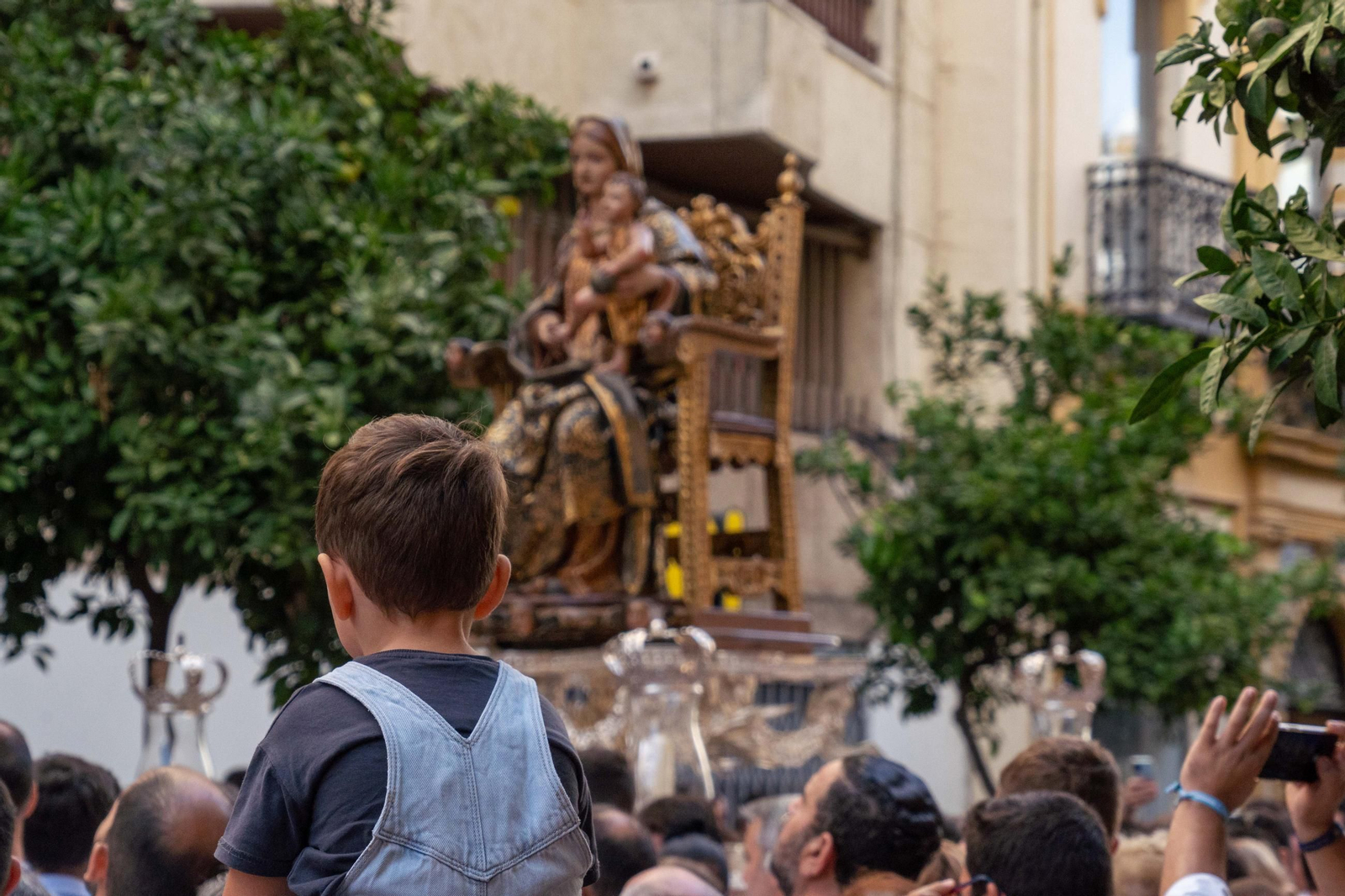 Imágenes del traslado de la Virgen de La Bella hasta el Muelle de Levante este domingo