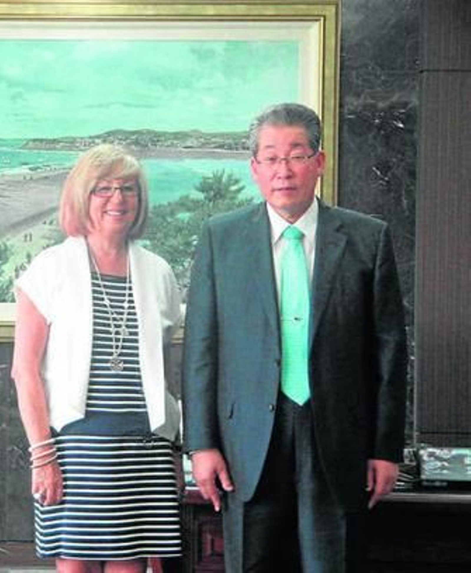 Adelaida de la Calle, junto al rector de la Universidad de Incheon.