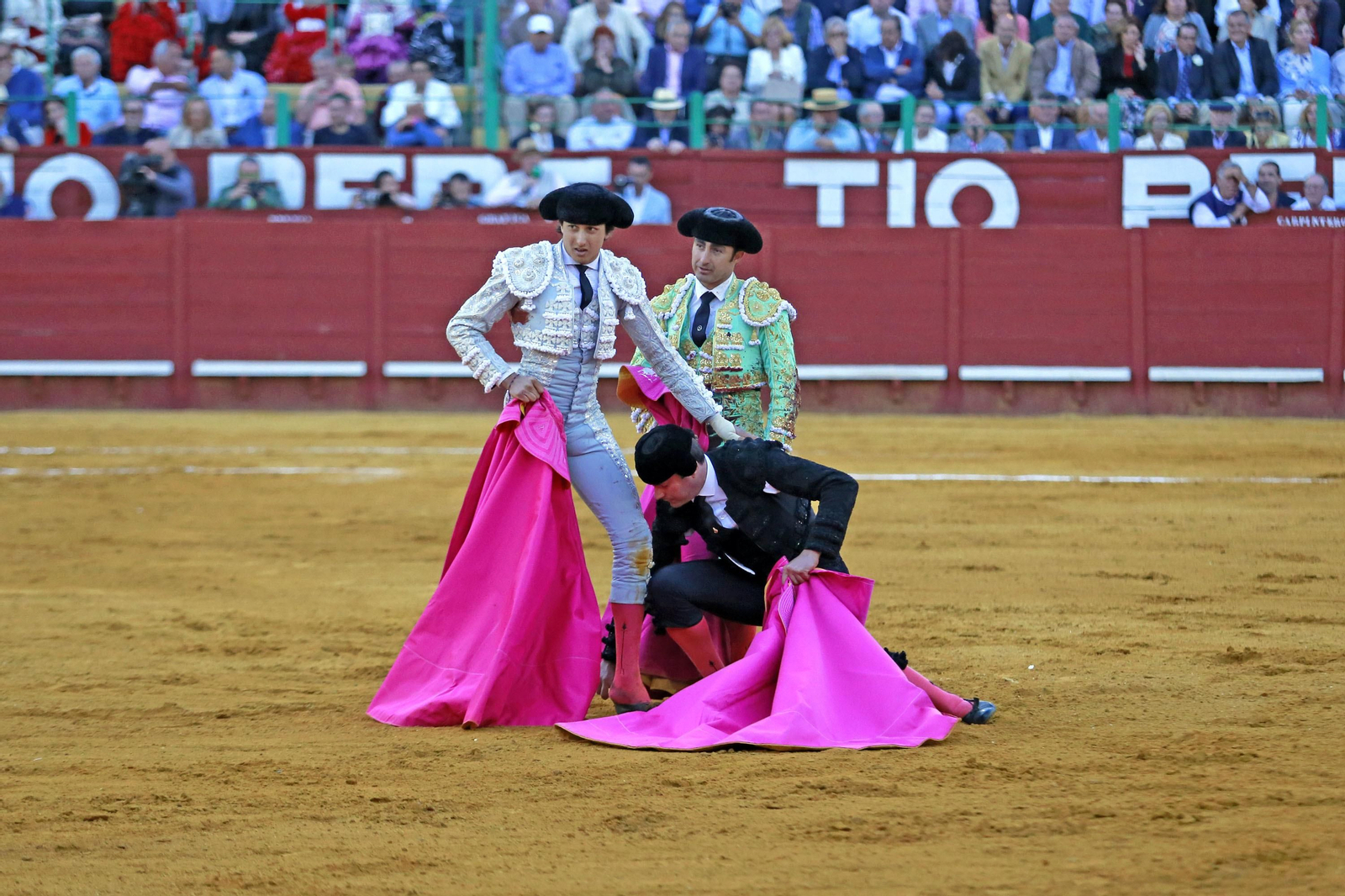 Imágenes de la faena de "El Fandi", Manzanares y Roca Rey en el coso jerezano