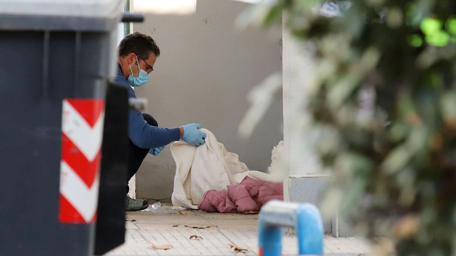 Los agentes examinan el lugar donde apareció la cabeza.