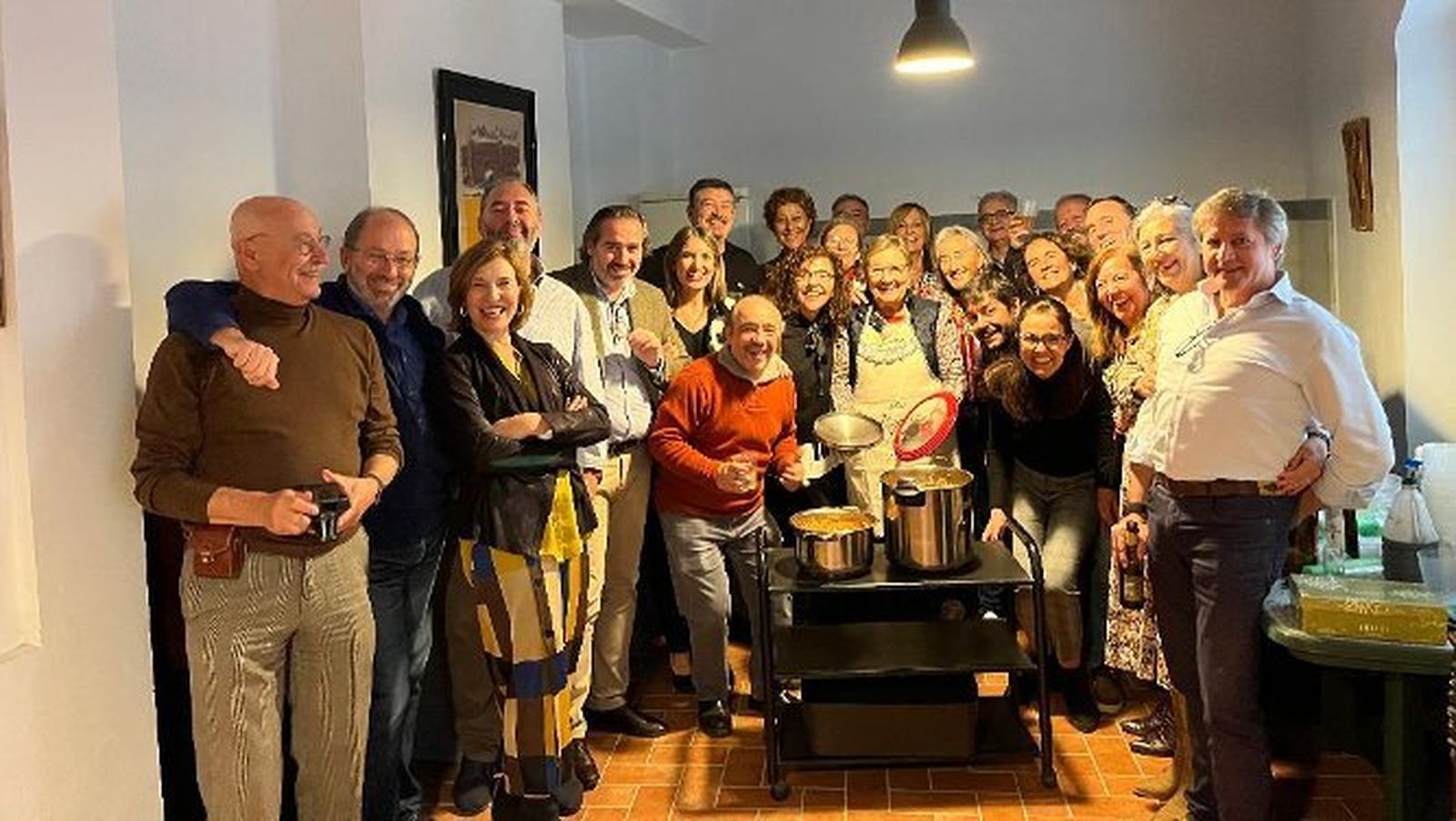 Paqui Cea con Pablo Juliá, Fernando Santiago, Lourdes Acosta, Antonio Hernández-Rodicio, Alberto Grimaldi, Amalia Bulnes, Jorge Bezares, Mónica de Ramón, Fabián Santana, María José Benítez, Kiki Hernández, Carmen Romero,  David Doña, Víctor López Soberado, Tily Santiago, Encarna Díaz, Carmen Morillo, Antonio Yélamo,  Juan José Téllez, Taite Cortésy  María José Gómez Biedma, entre otros, durante la berza.