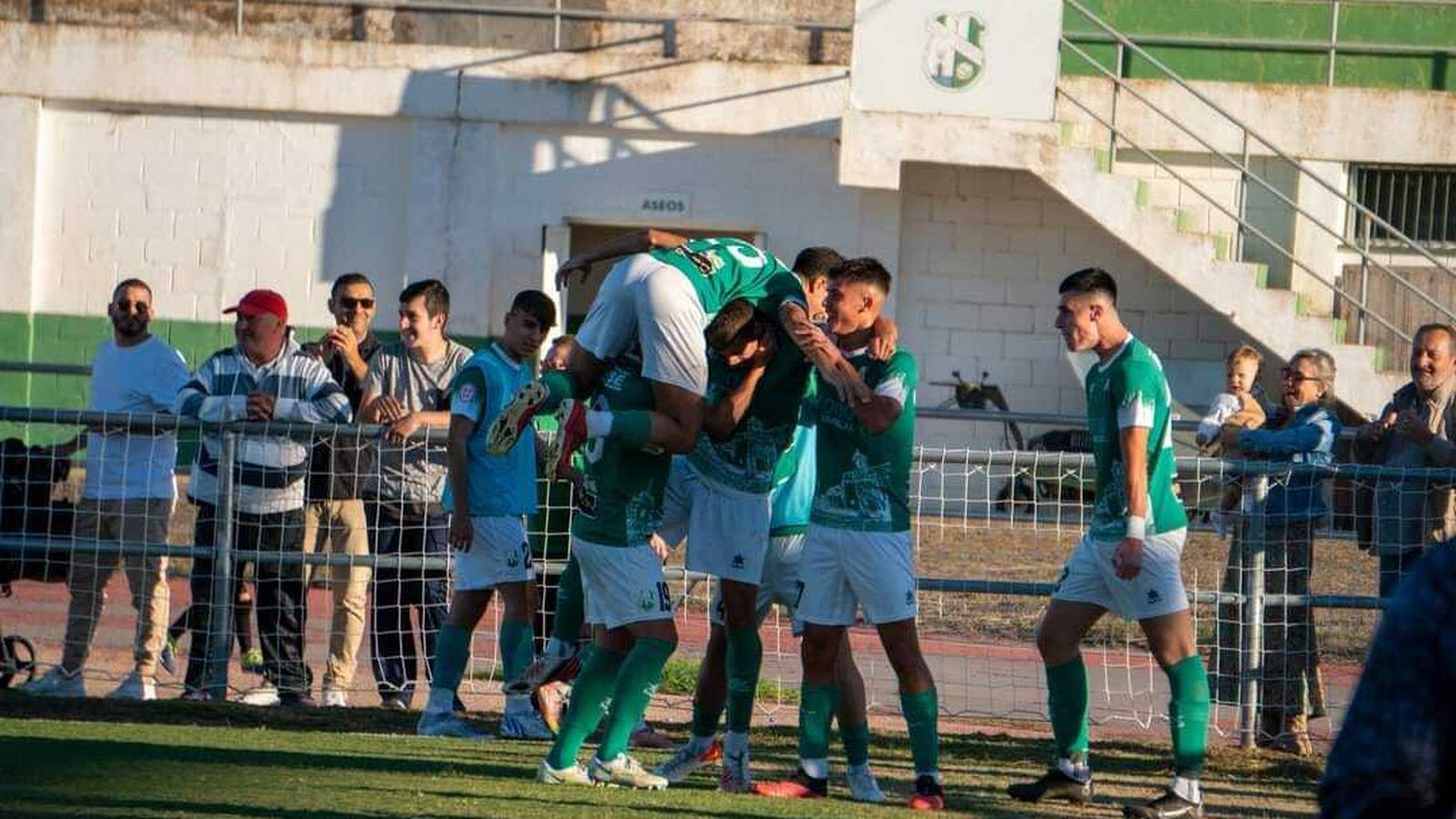 Los jugadores del Rota celebran su gol al Córdoba B.