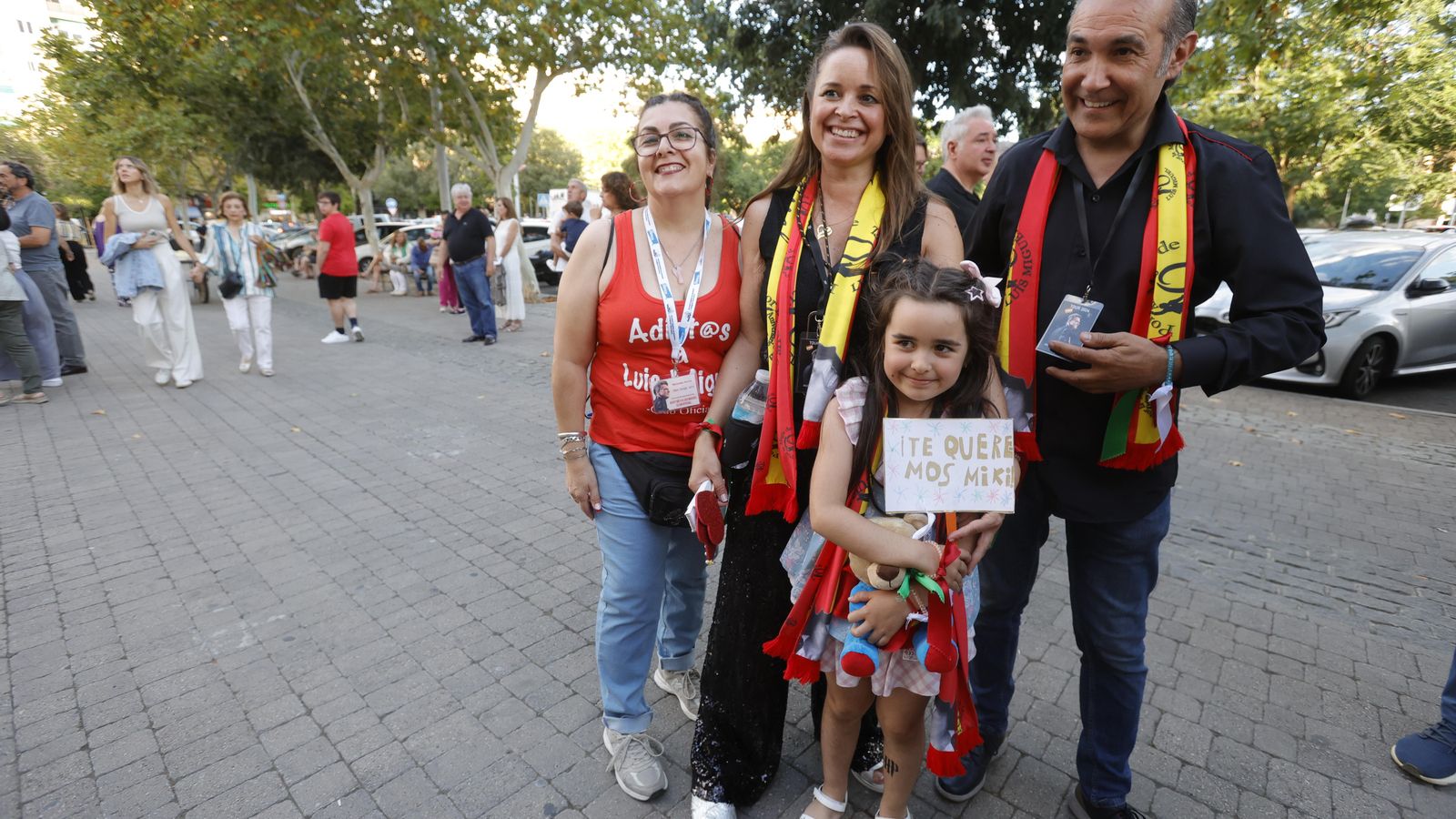 Merche, Violeta, Leroy y la pequeña Michelle a las puertas del concierto
