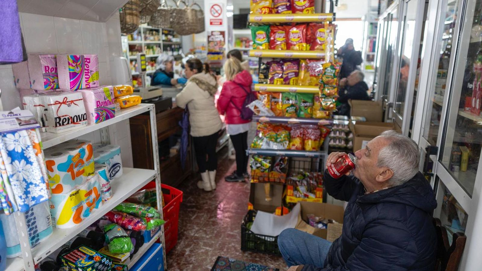 Tienda de alimentación de Benamahoma, durante la mañana del martes.