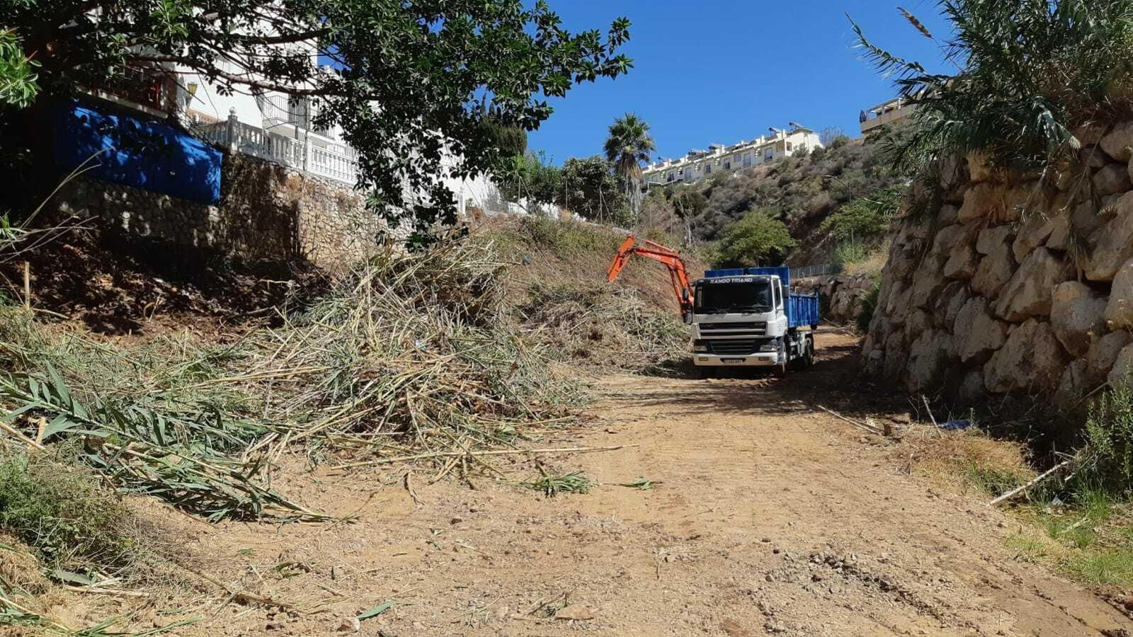 Rincón de la Victoria limpia y lleva a cabo el desbroce de las desembocaduras de los arroyos.