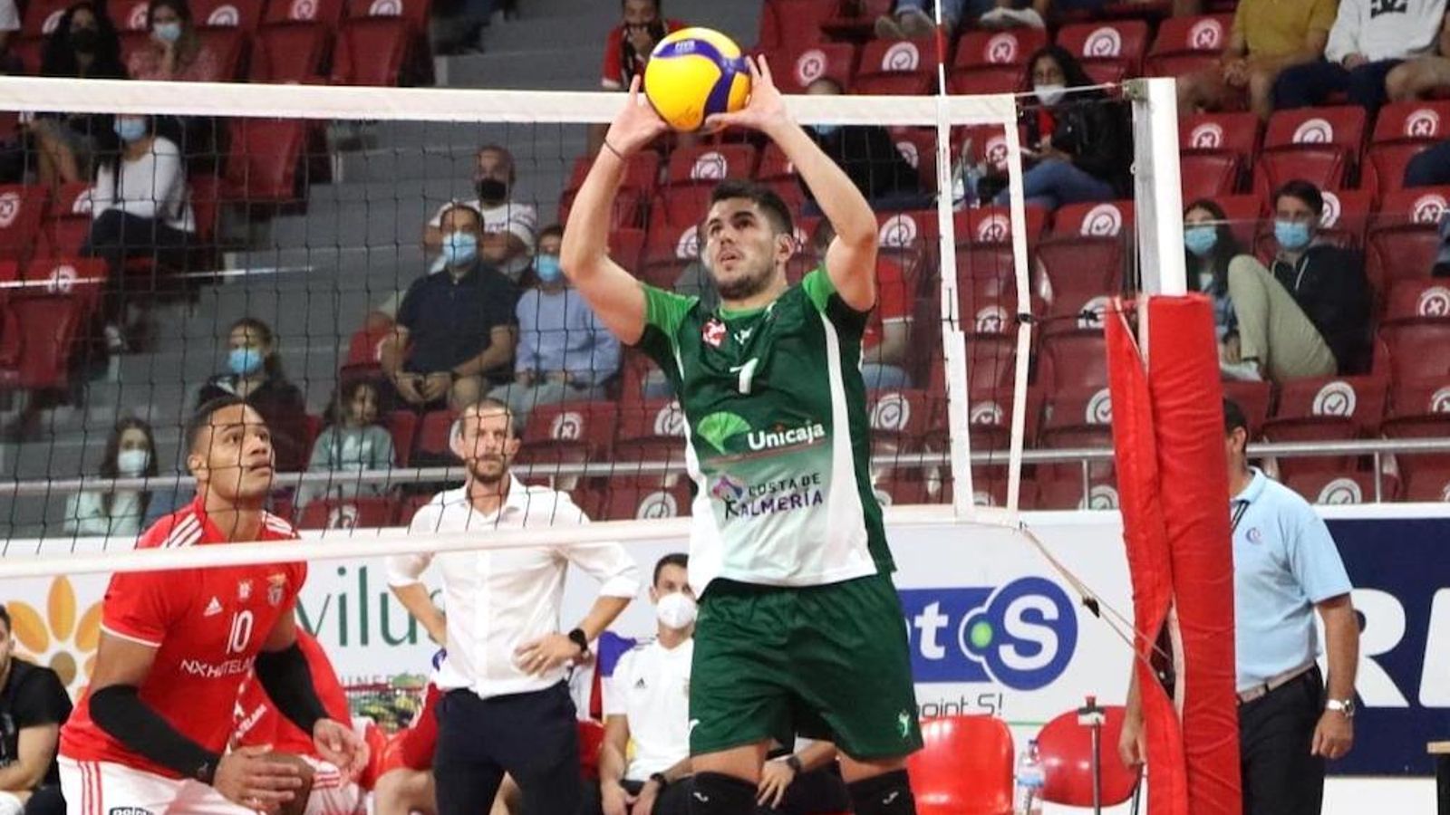 El almeriense coloca una bola durante un encuentro de su etapa como jugador en el conjunto ahorrador.