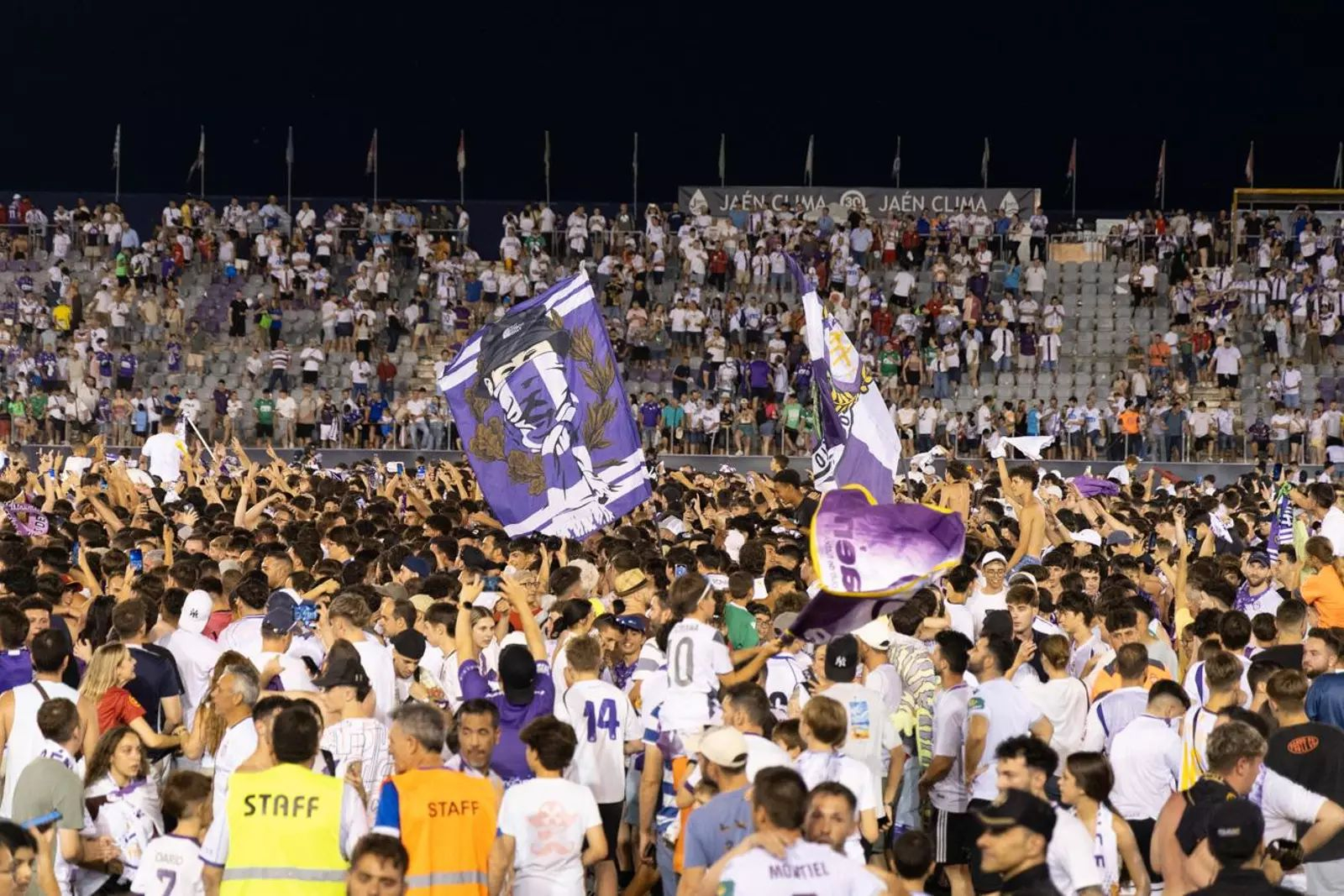 La afición del Real Jaén celebra el ascenso en el terreno de juego de La Victoria