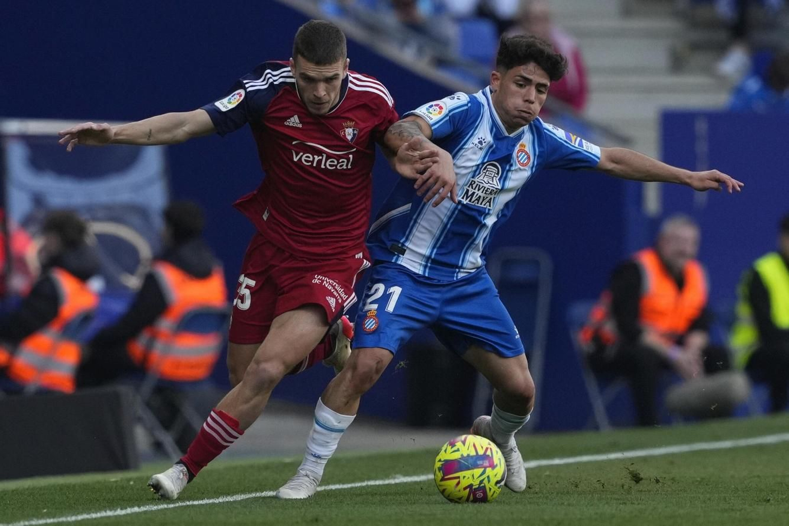 Nico Melamed pugna un balón con Diego Moreno en el RCDE Stadium. Nico Melamed pugna un balón con Diego Moreno en el RCDE Stadium.