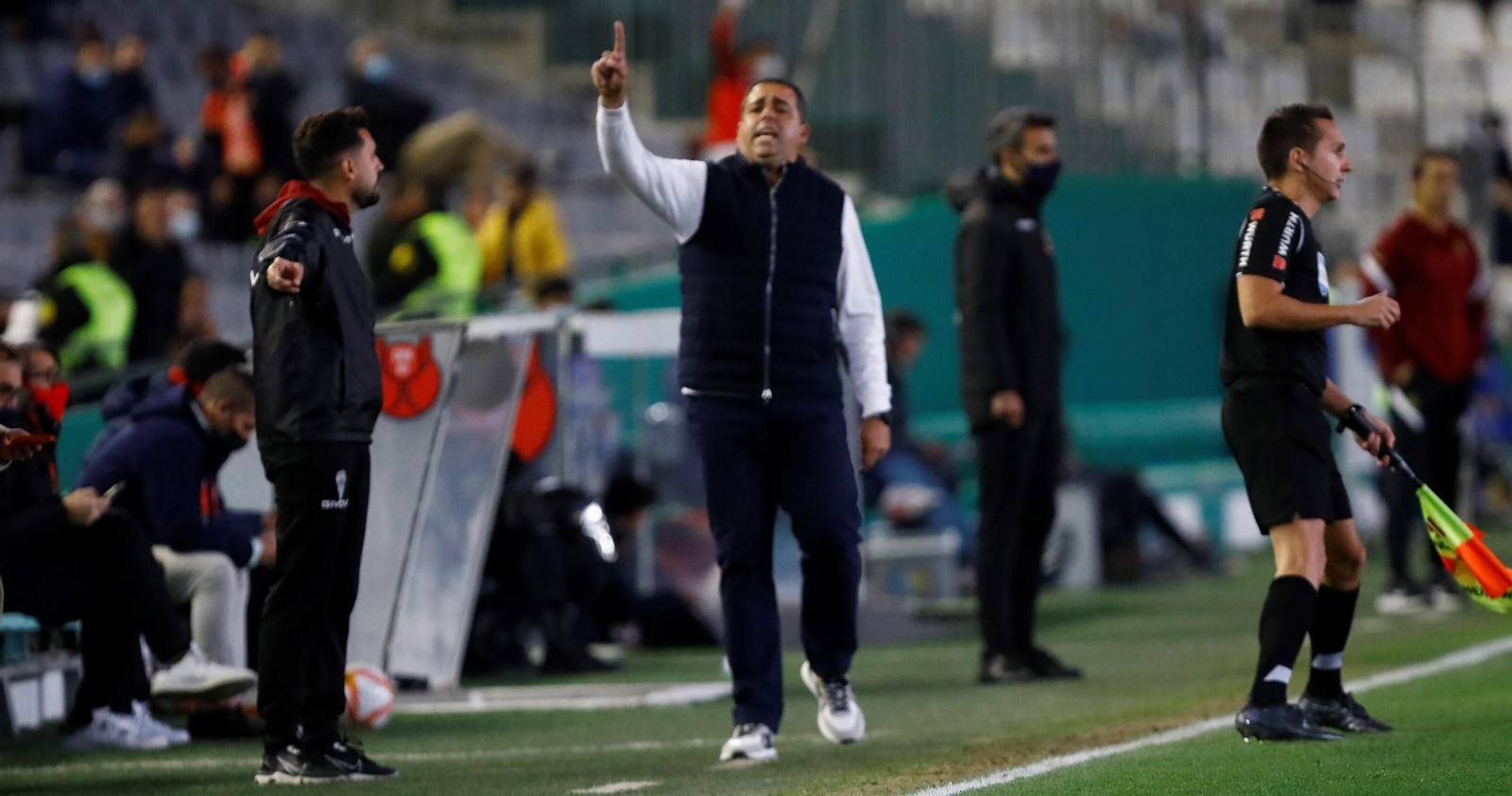 Germán Crespo llama a uno de sus jugadores en el tramo final del partido.