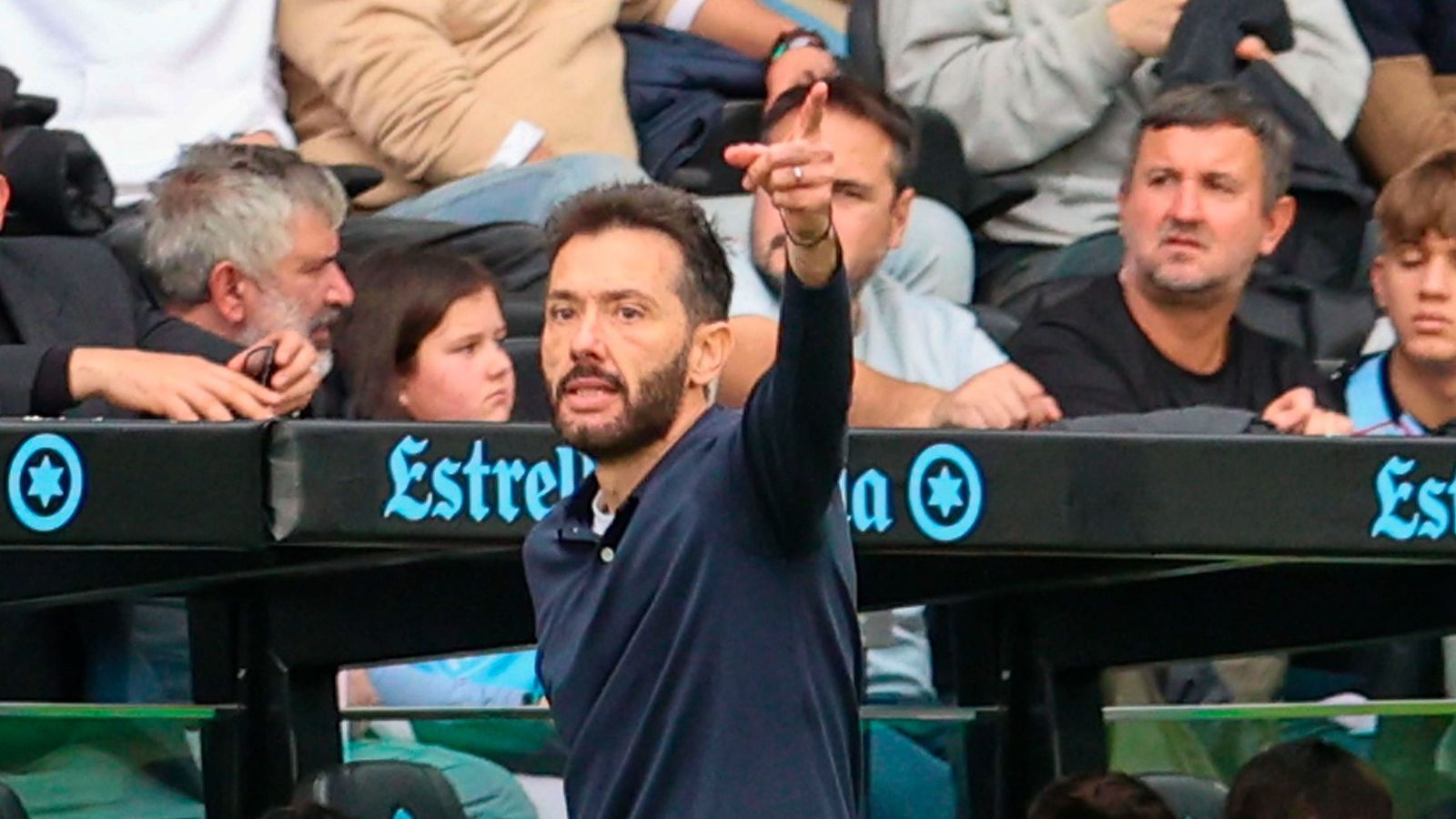 Carlos Corberán, entrenador del Valencia, da instrucciones durante un partido.
