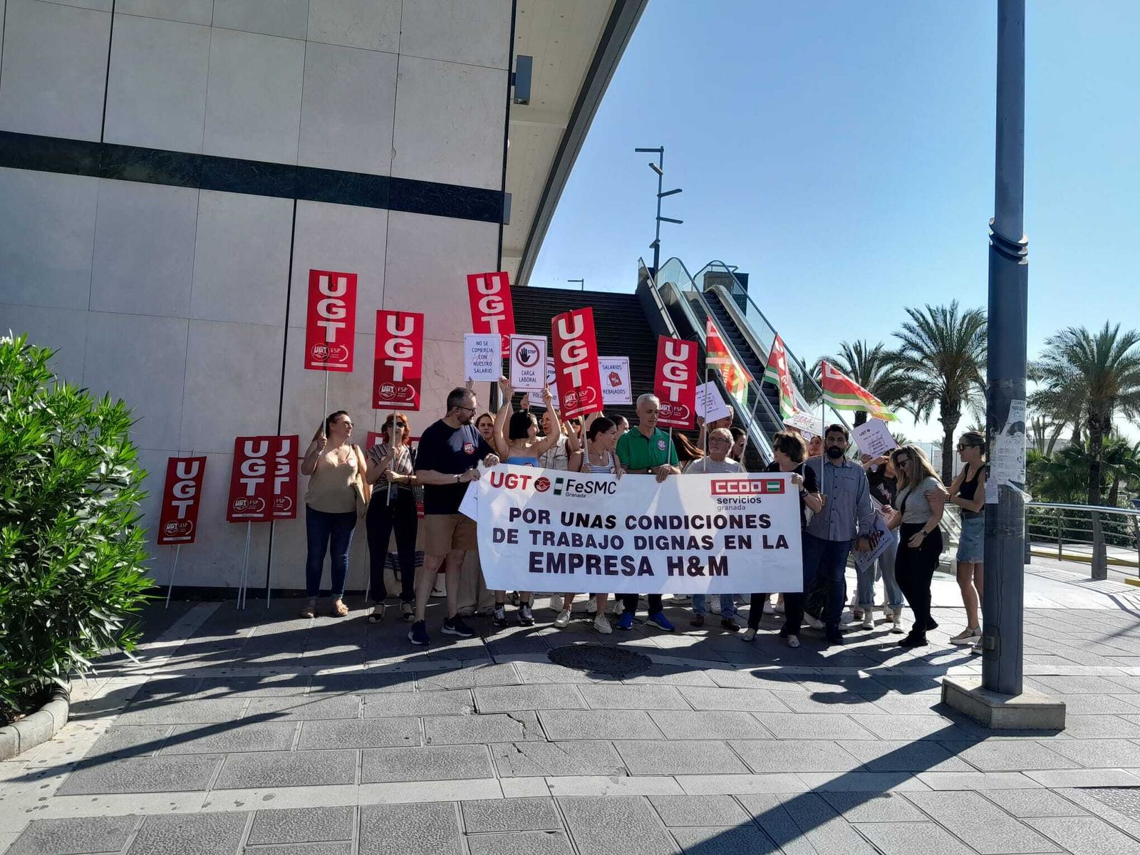 La plantilla de H&M en Granada en huelga para exigir mejoras salariales y laborales