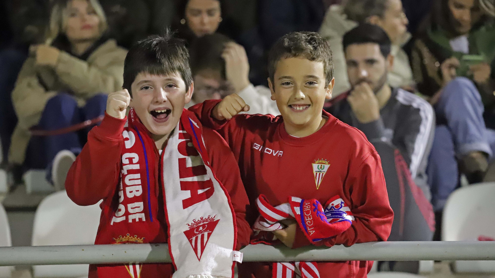 Fotos de la afición durante el Clásico en el Nuevo Mirador