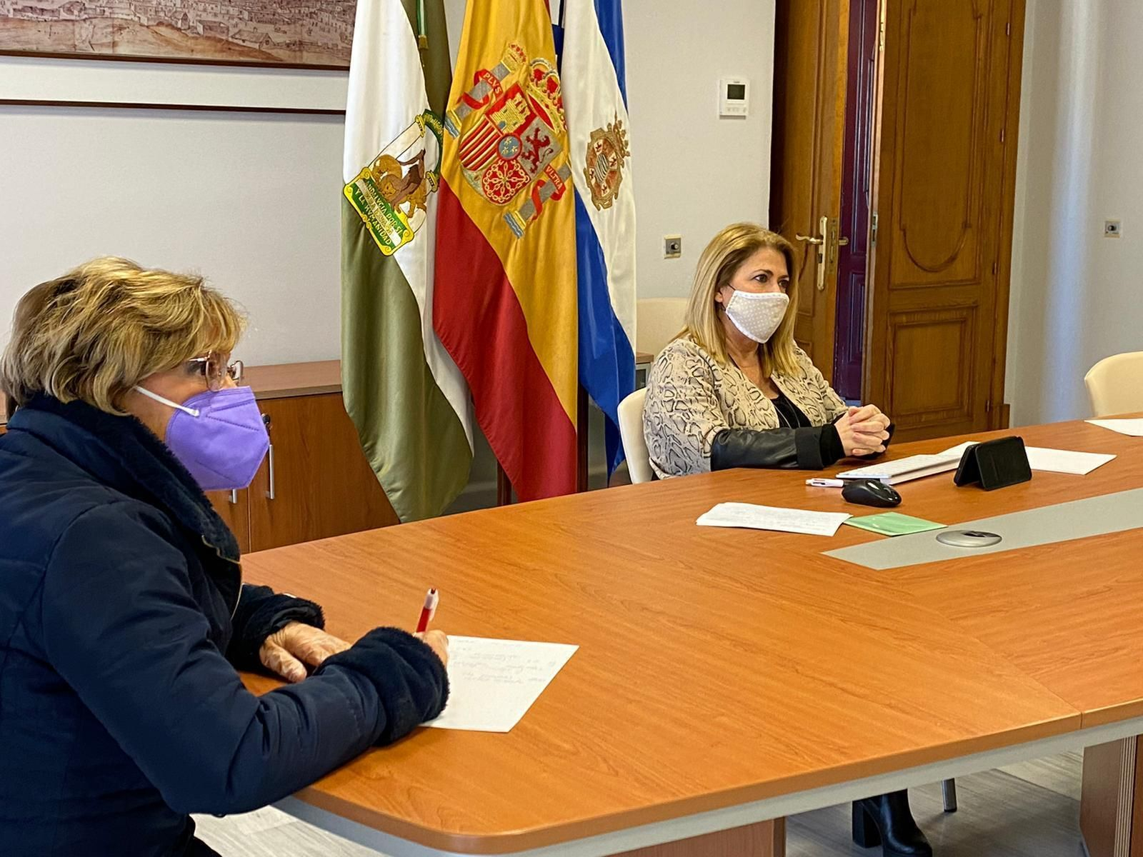 Un instante de la reunión de manera telemática que mantuvo la alcaldesa y la delegada de Acción Social, Carmen Collado, con la Junta semanas atrás.