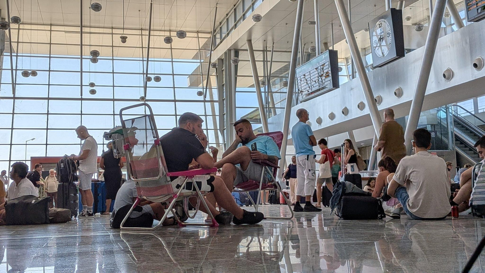 Pasajeros a la espera de que se solucione la avería.