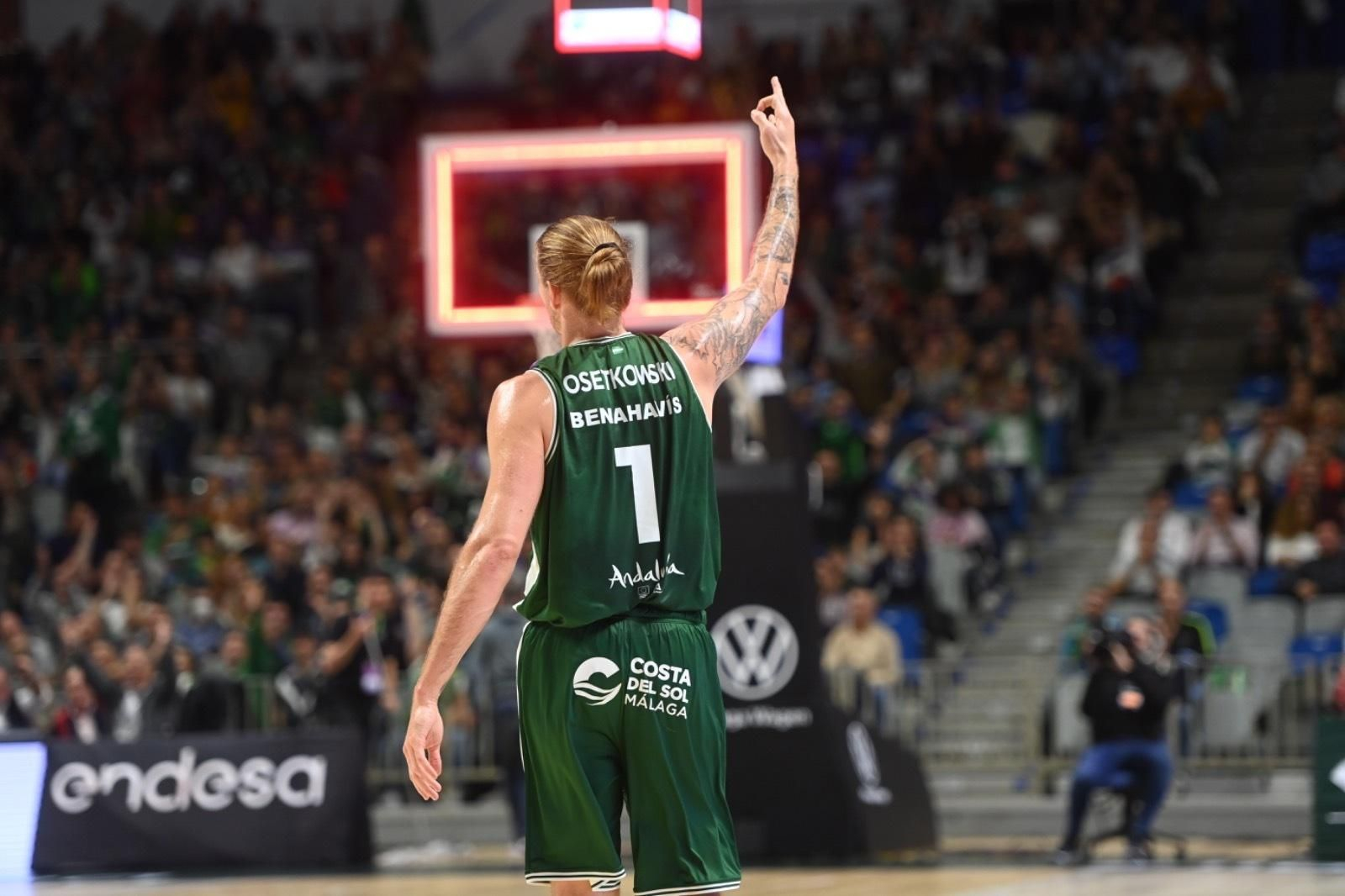 Osetkowski celebra una canasta.