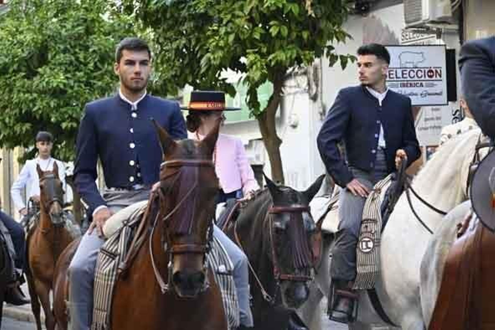 Las mejores imágenes de los peregrinos en la salida de Emigrantes