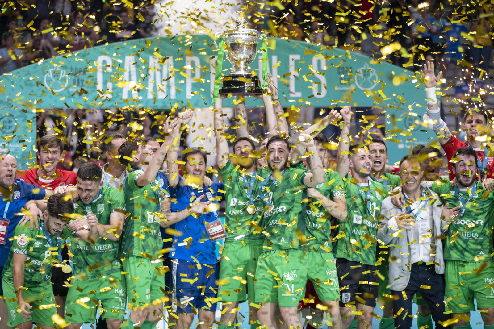 El UMA Antequera celebra el título de Copa en 2022.