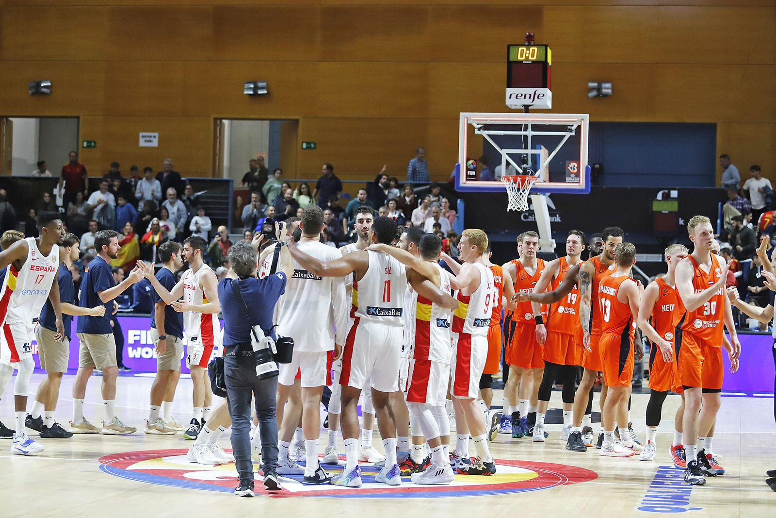Imágenes de la celebración de la selección Española de baloncesto por certificar su pase con una victoria ante Paises Bajos Imágenes de la celebración de la selección Española de baloncesto por certificar su pase con una victoria ante Paises Bajos