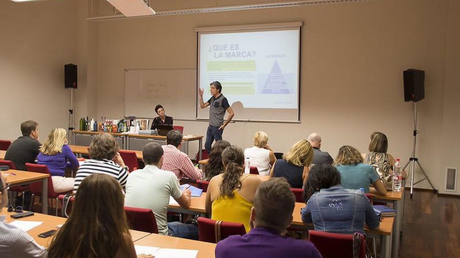 Alumnos del curso Marca y producto AOVE. Claves para el éxito en la comercialización nacional e internacional del producto olivar, durante la ponencia de Isabel Cabello, de Cabello x Mure y la intervención del director del curso, Enrique Moreno.     Campus Antonio Machado. Baeza, 7 de septiembre de 2016.