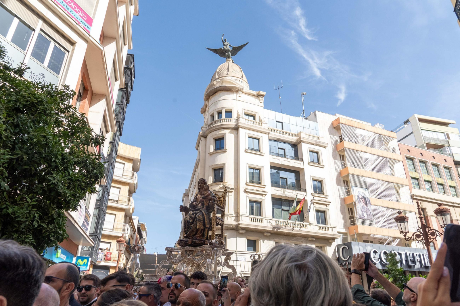 Imágenes del traslado de la Virgen de La Bella hasta el Muelle de Levante este domingo