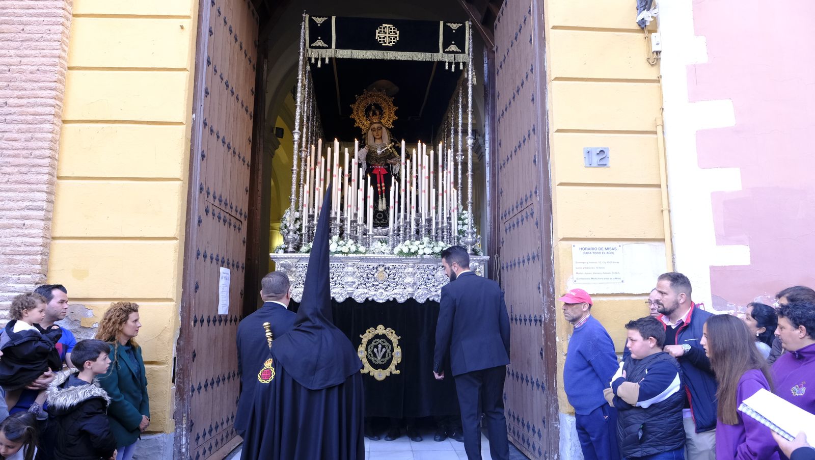 Procesión del Santo Entierro en Almería, en imágenes