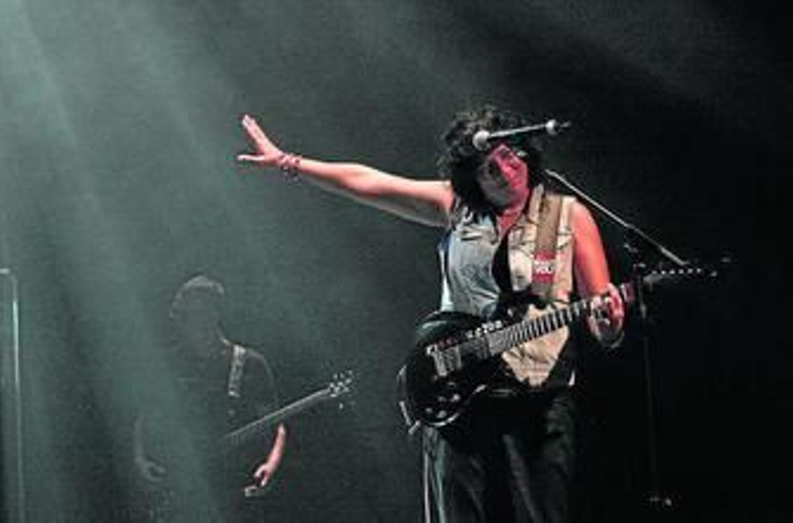 La artista cantando con el público y tocando la guitarra, al inicio del concierto en el Florida.