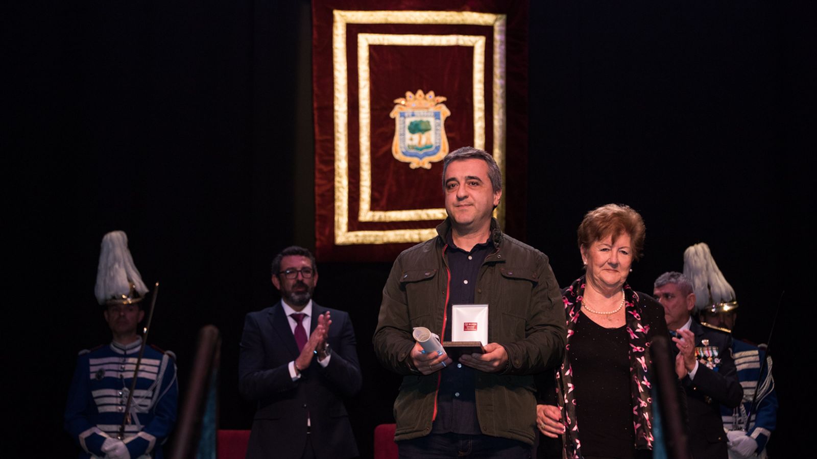 Familiares de Charo Venegas, con el premio póstumo.