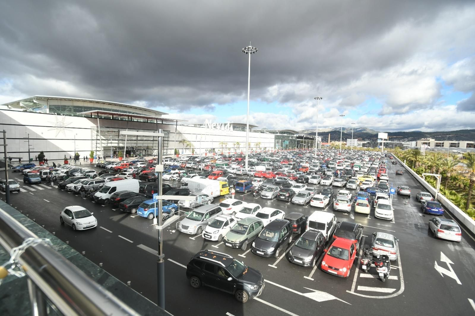 Aspecto del parking del centro comercial Nevada Shopping de Armilla cerca de este mediodía