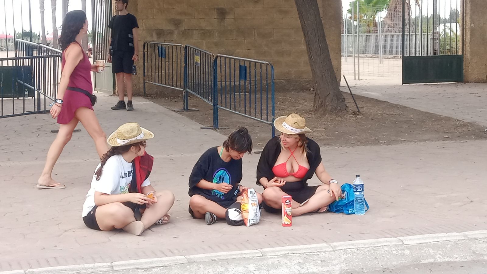 Unas jóvenes en el exterior de la zona de acampada.