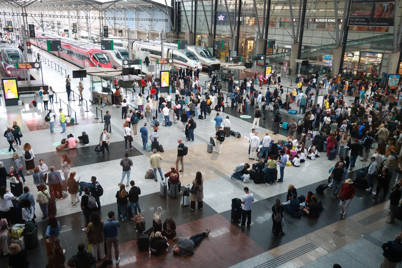 Las fotos de los retrasos en los trenes de Málaga tras el robo de cable