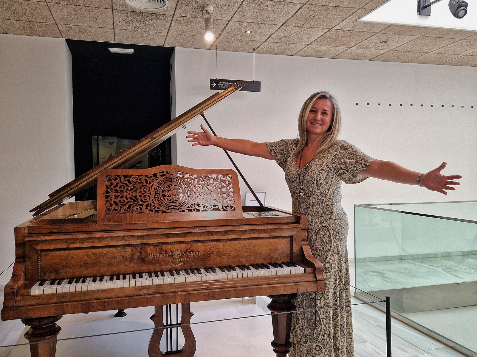 Paula Coronas junto a un piano del MIMMA