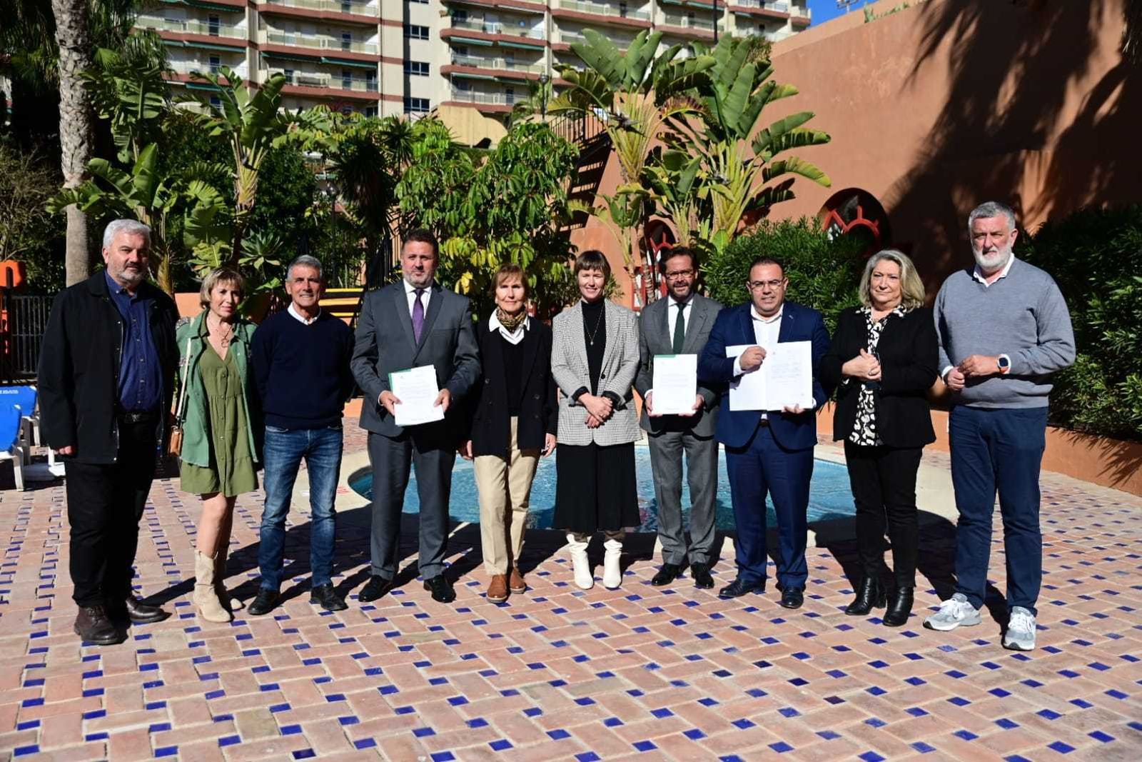 La Junta entrega tres resoluciones para la realización de actividades náuticas en Almuñécar.