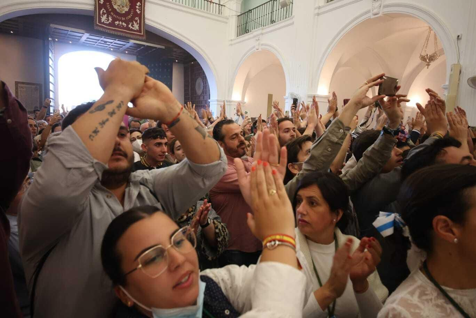 El Simpecado de Jerez a los pies de la Virgen del Rocío