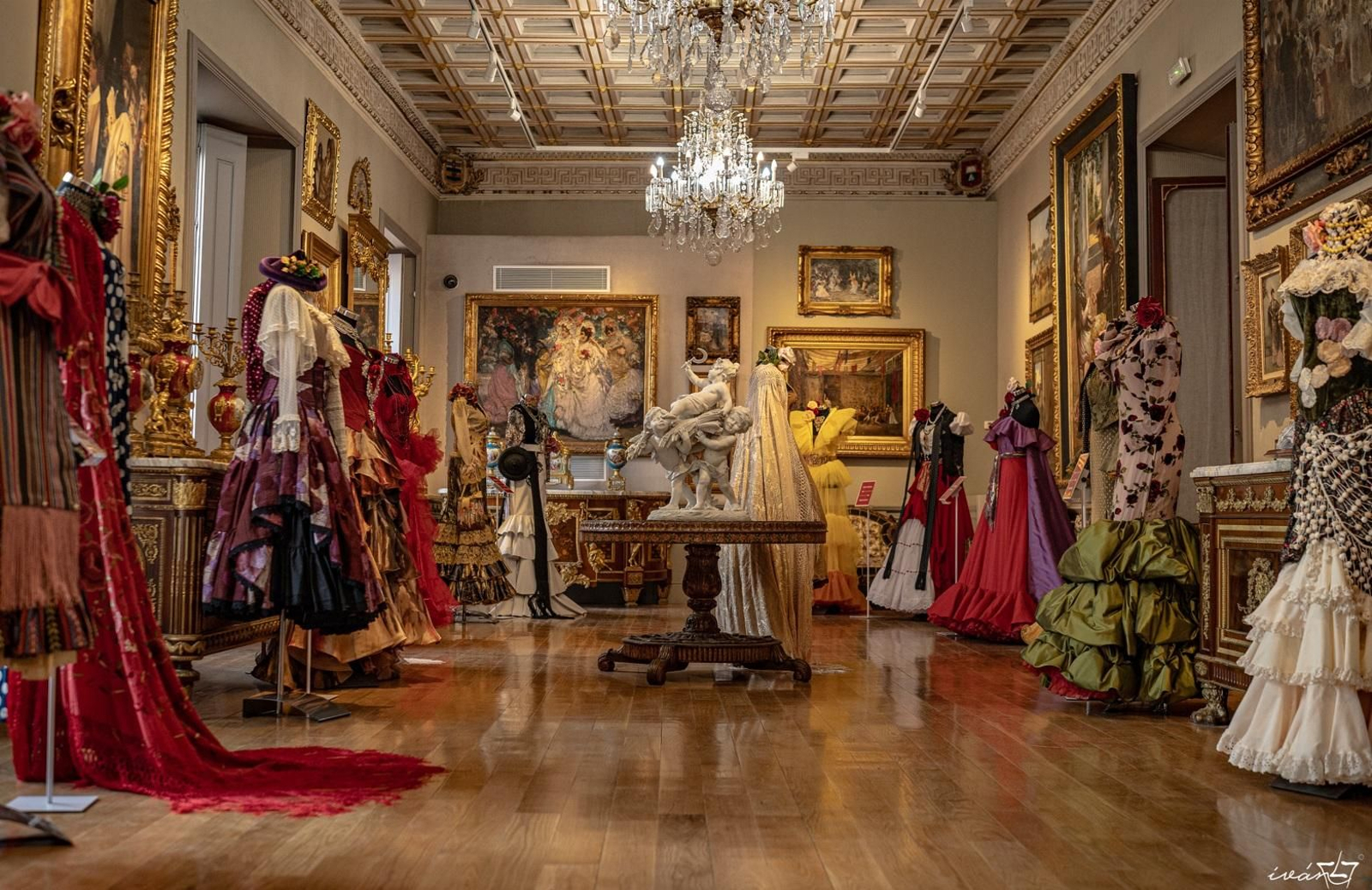 El mito de Carmen inspira una exposición de moda flamenca