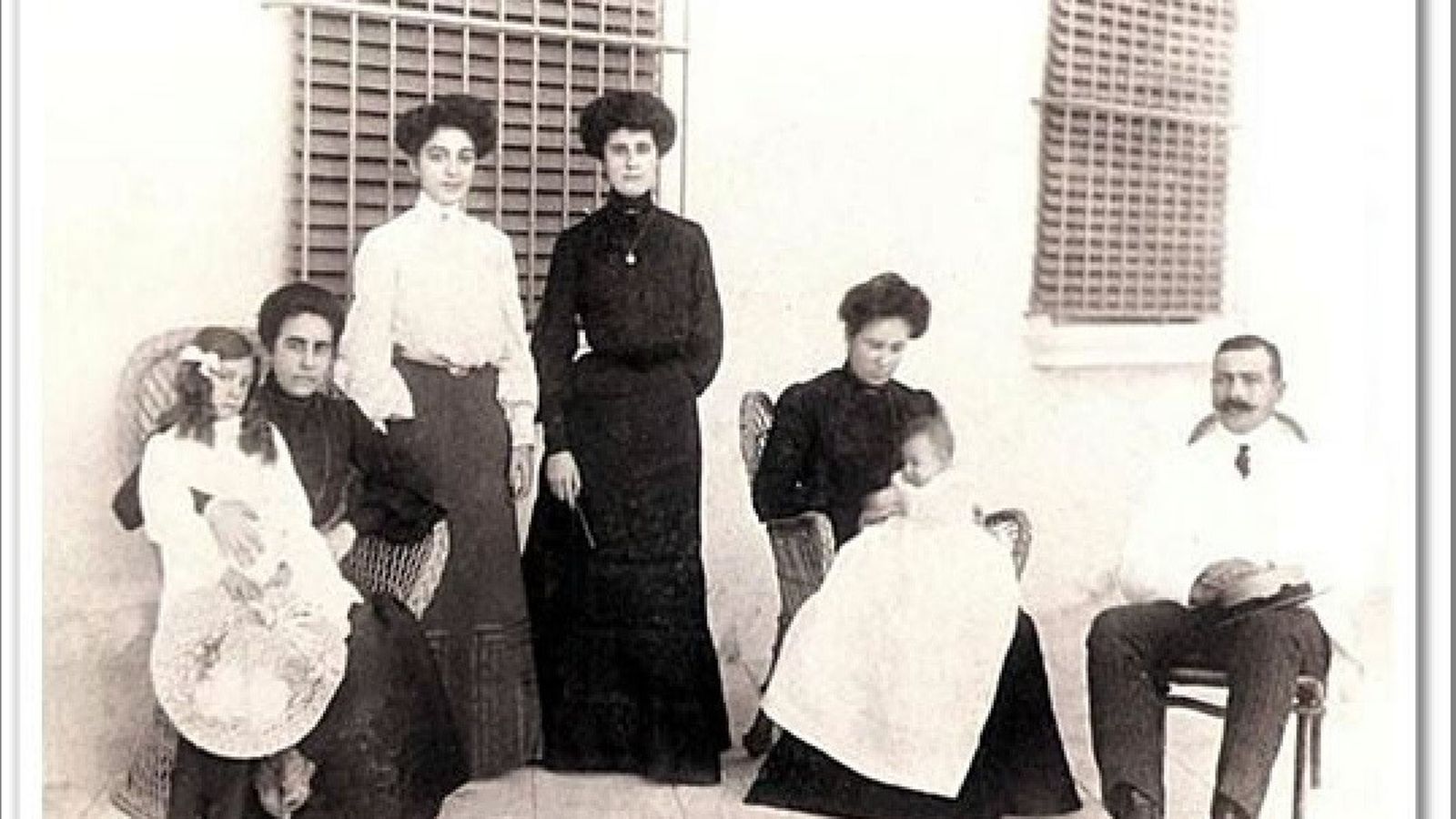 afael García del Salto Izquierdo junto a su familia,  entre ellas su mujer Carmen  Díez Vergara.